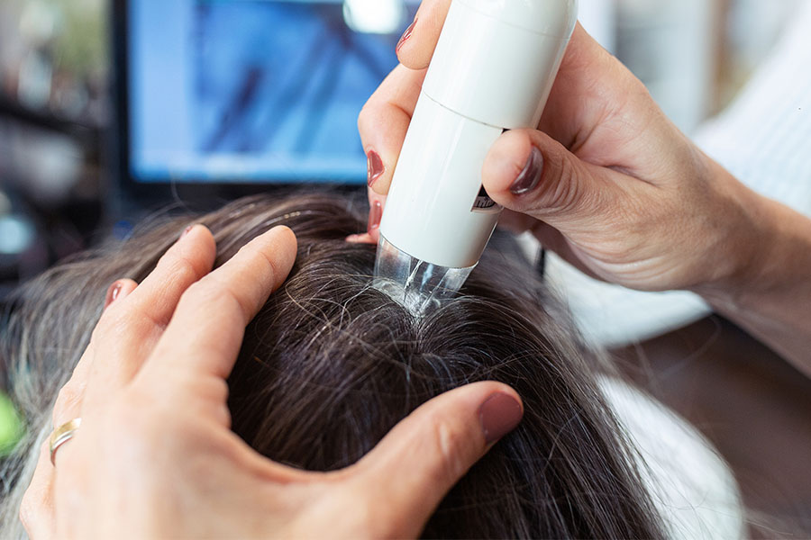 Avaliação capilar feminina com tecnologia na Mais Cabello
